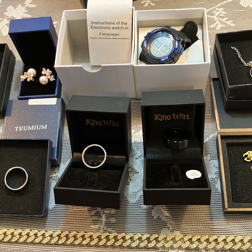 Big lot of ladies/men’s assorted new jewelry/treasures